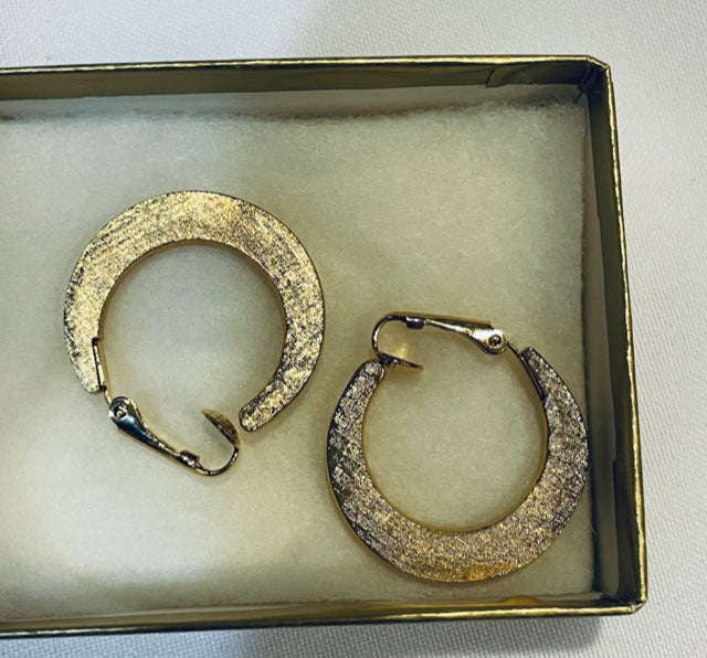 NEW AVON Vintage Gorgeous Gold tone Crescent Clip Earrings 1976