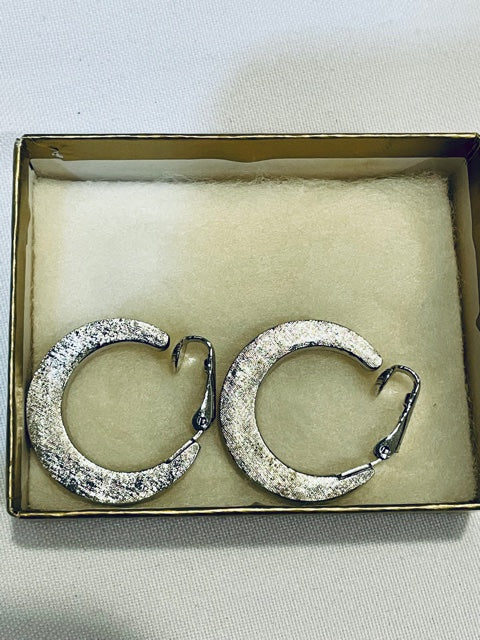 NEW AVON Vintage Gorgeous Silver tone Crescent Clip Earrings 1976