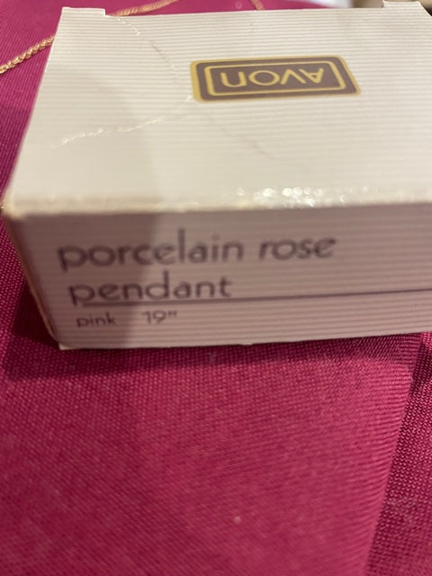 AVON Vintage Beautiful Porcelain Pink Rose Pendant Necklace 19'' New in Box 1988