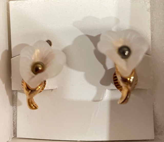 AVON Vintage Beautiful Pastel Lily Clip Earrings Frosted White NEW in BOX 1983