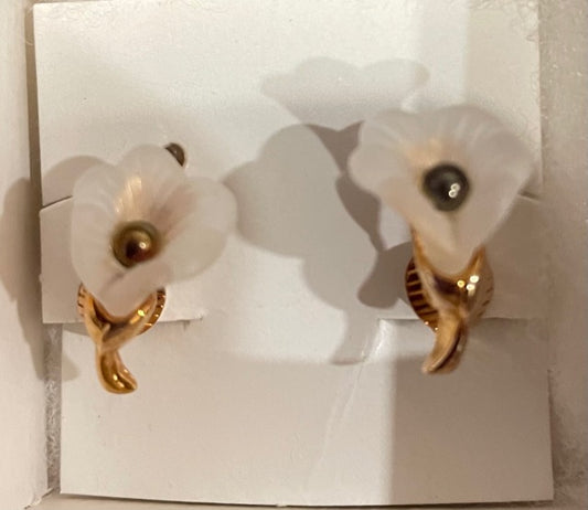 AVON Vintage Beautiful Pastel Lily Clip Earrings Frosted White NEW in BOX 1983