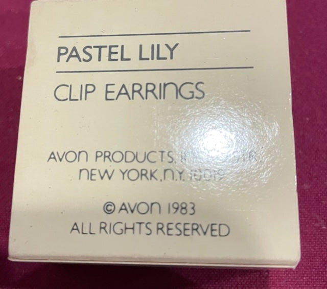 AVON Vintage Beautiful Pastel Lily Clip Earrings Frosted White NEW in BOX 1983