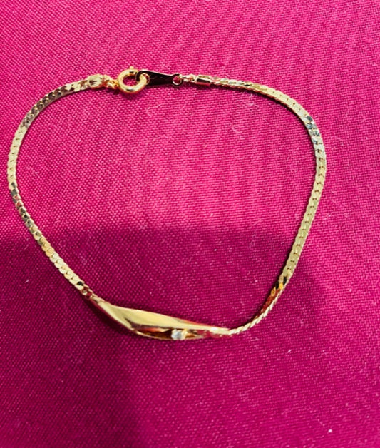 AVON Vintage Beautiful Luxuriance Gold Tone Bracelet New in Box 1980