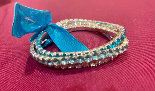 AVON Vintage Beautiful Colorful Rhinestone Stretch Bracelet Blue Ice New in Box