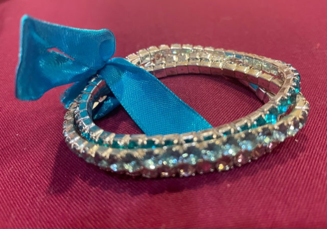 AVON Vintage Beautiful Colorful Rhinestone Stretch Bracelet Blue Ice New in Box