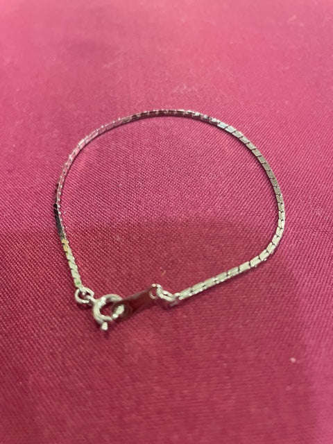 AVON Vintage Beautiful Silver Tone Polished Strand Bracelet 7-1/8'' New in Box