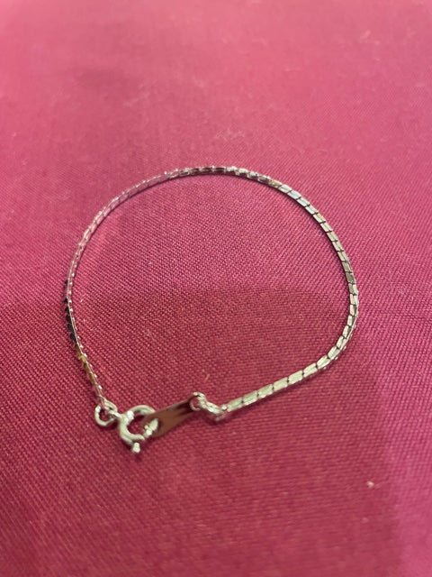 AVON Vintage Beautiful Silver Tone Polished Strand Bracelet 7-1/8'' New in Box