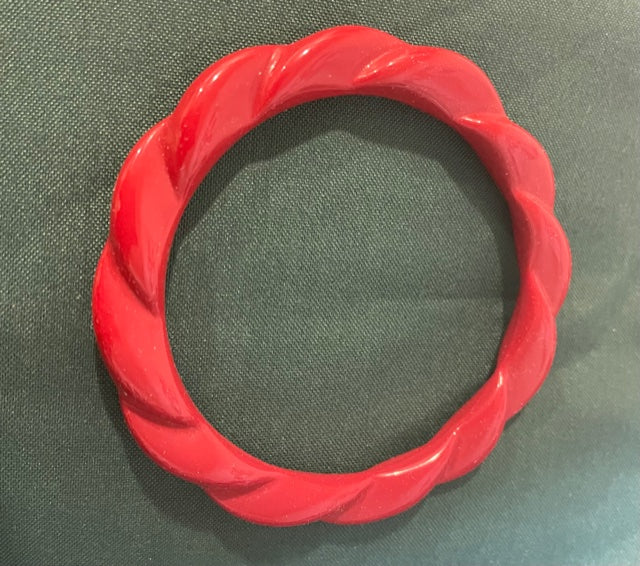 AVON Vintage Beautiful Simulated Cinnabar China Fantasy Large Bangle Bracelet New in Box