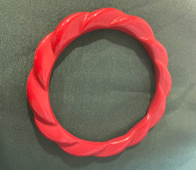 AVON Vintage Beautiful Simulated Cinnabar China Fantasy Large Bangle Bracelet New in Box