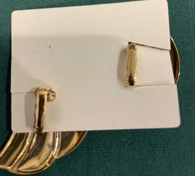 AVON Beautiful Sleek Swirl Gold Tone Clip Earrings NEW in BOX