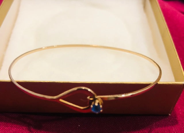 AVON Vintage Elegant Catch a Birthstone Blue Gemstone Gold Tone Thin Bracelet New in Box