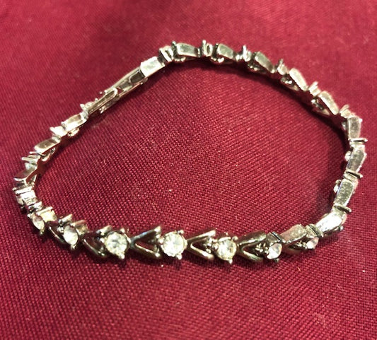 AVON Vintage Dazzling Rhinestone Tennis Silver Tone Small Bracelet New in Box