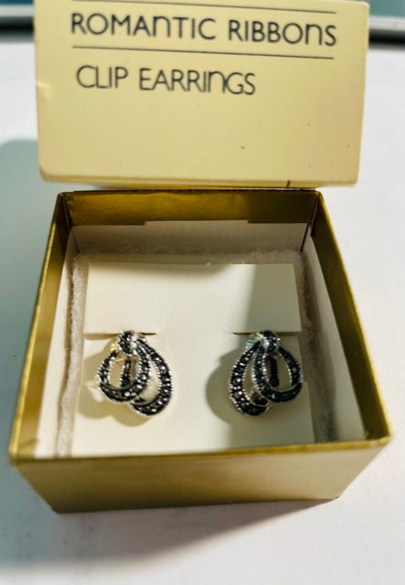 Vintage AVON Romantic Ribbons Silver Tone Clip Earrings NEW in Box 1982