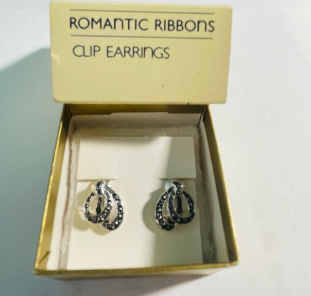 Vintage AVON Romantic Ribbons Silver Tone Clip Earrings NEW in Box 1982