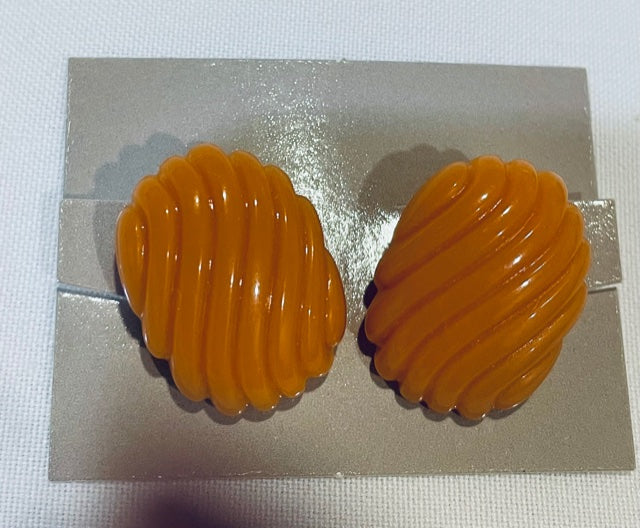 NEW AVON Vintage Orange Shell Shape Clip Earrings