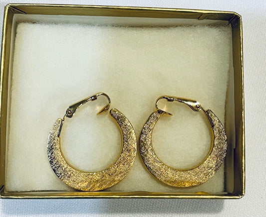 NEW AVON Vintage Gorgeous Gold tone Crescent Clip Earrings 1976