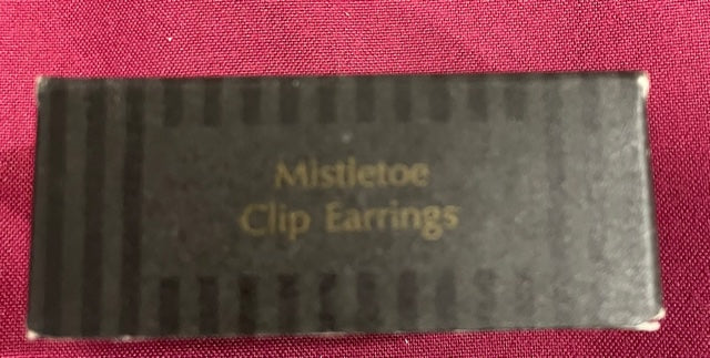 AVON Vintage Mistletoe Clip Earrings Christmas Earrings NEW in BOX 1993