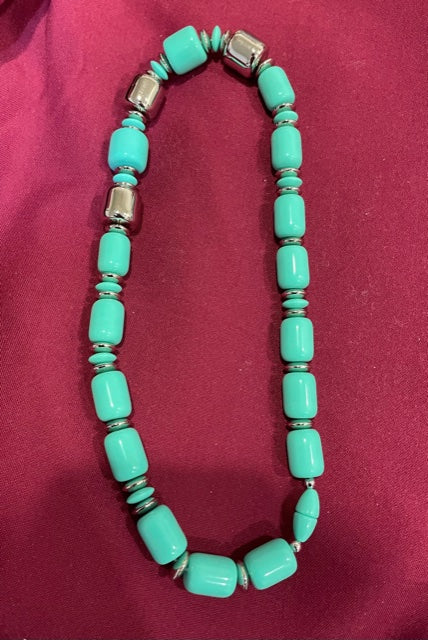 AVON Vintage Beautiful City Sleek Turquoise Color Necklace New in Box