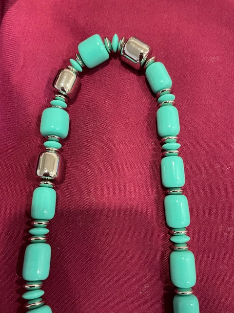 AVON Vintage Beautiful City Sleek Turquoise Color Necklace New in Box