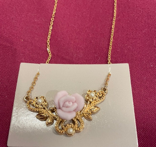 AVON Vintage Beautiful Porcelain Pink Rose Pendant Necklace 19'' New in Box 1988