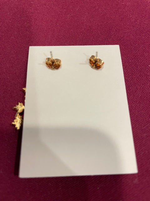 AVON Beautiful Vintage Goldtone Vineleaf Pierced Earrings with Surgical Steel Posts NEW in BOX 1990