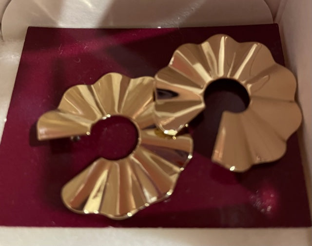 AVON Vintage Beautiful Golden Crescent Earrings Pierced Earrings NEW in BOX 1986