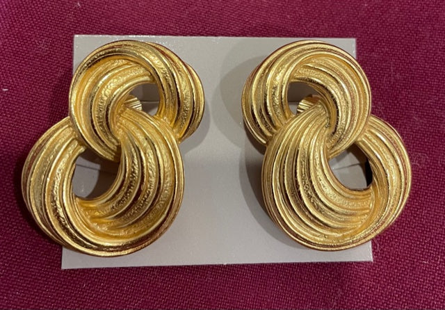 AVON Vintage Large Gold Tone Modern Curve Clip Earrings NEW in BOX 1992