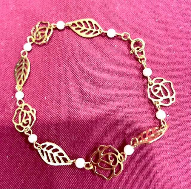 AVON Vintage Gorgeous Romantic Expression Gold Tone Leaf and Flower Bracelet New in Box