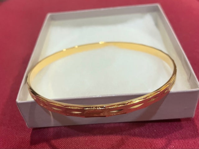 AVON Vintage Gorgeous Diamond Cut Gold Tone Large Bangle Bracelet New in Box