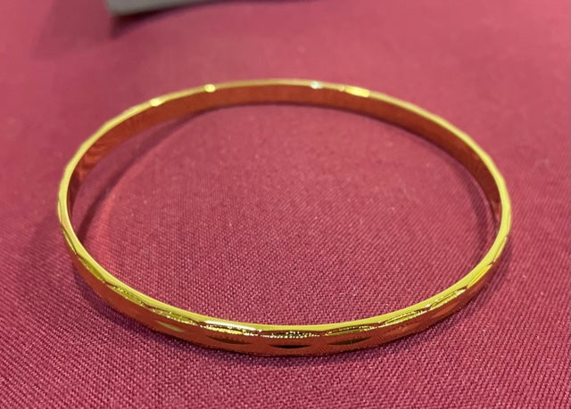 AVON Vintage Gorgeous Diamond Cut Gold Tone Large Bangle Bracelet New in Box