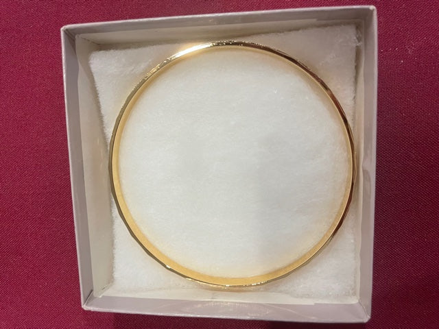 AVON Vintage Gorgeous Diamond Cut Gold Tone Large Bangle Bracelet New in Box