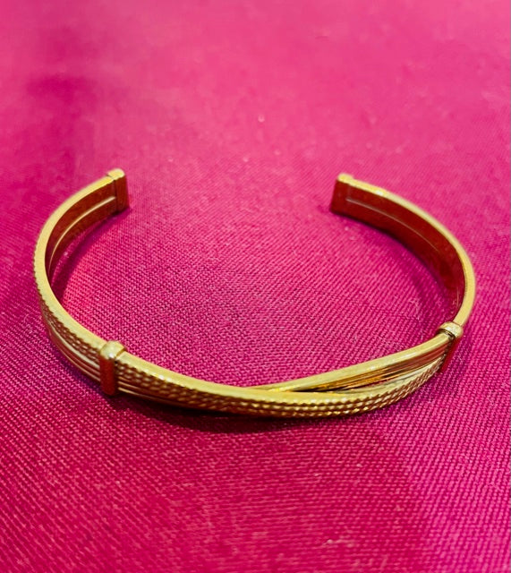 AVON Vintage Gorgeous Fashion Cross Road Gold Tone Cuff Bracelet New in Box