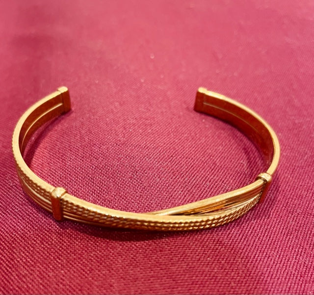 AVON Vintage Gorgeous Fashion Cross Road Gold Tone Cuff Bracelet New in Box